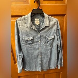 Women’s AE Denim Snap Shirt Size XL